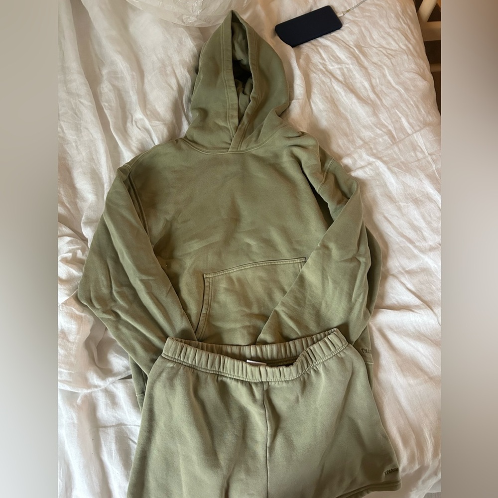 Aritzia TNA Green Hoodie and Sweatpants Set cozy fleece perfect fit
